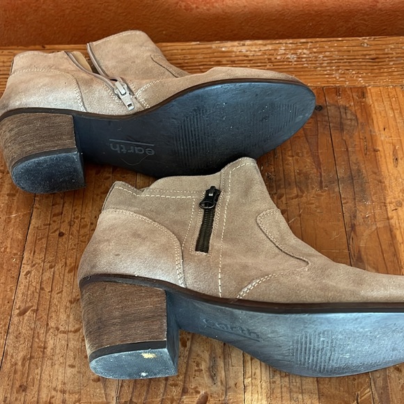 Suede sz 9 earth brand booties. - Picture 6 of 7